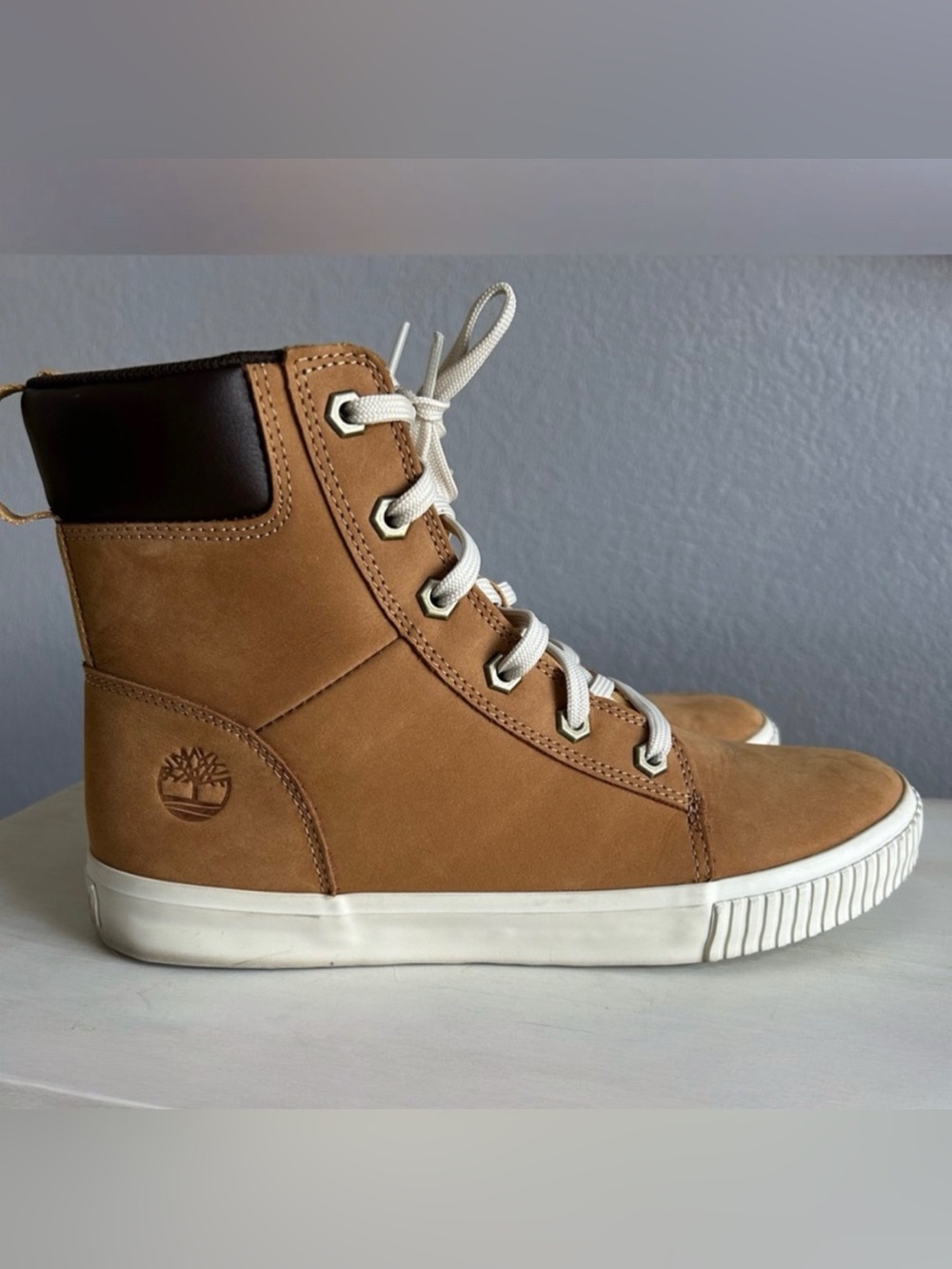 Timberland Women’s Skyla Bay 6-inch boots, Wheat Nubuck (tan) size 9.